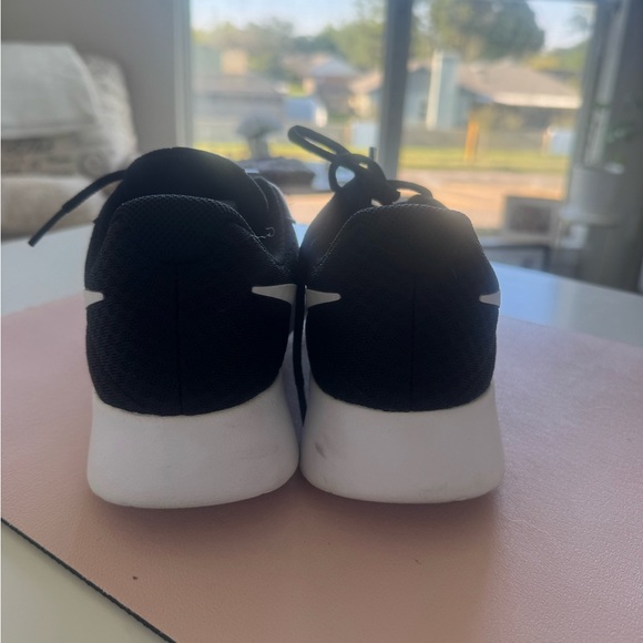 Nike Black and White Lightweight Trainers - Picture 3 of 5